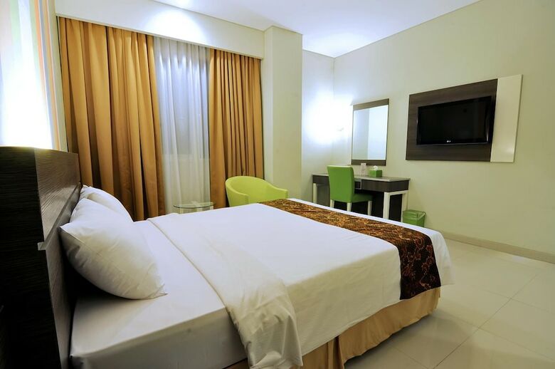 Hotel Pose In Solo