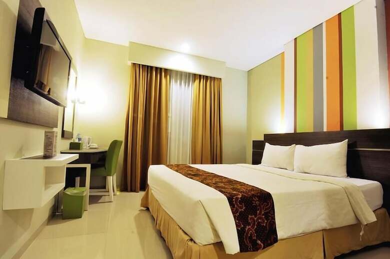 Hotel Pose In Solo