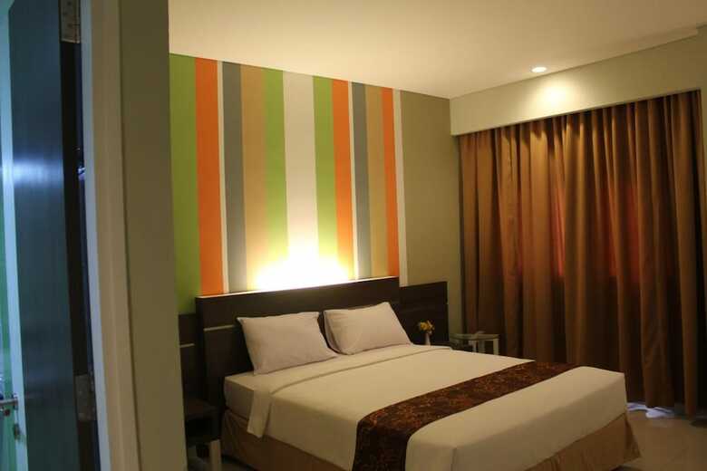 Hotel Pose In Solo