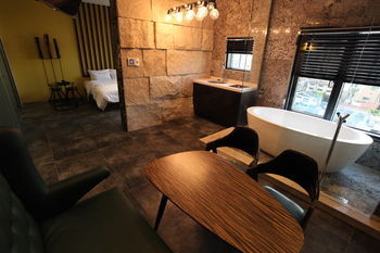 H Avenue Hotel