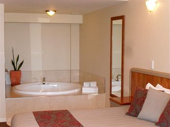 Pebble Beach Motor Inn