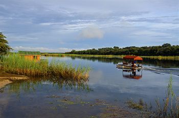 Posada Hakusembe River Lodge