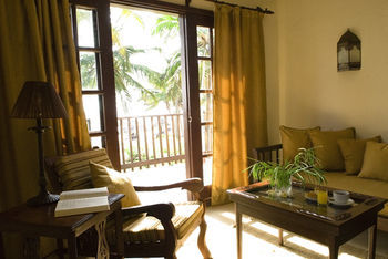 Hotel Breezes Beach Club & Spa
