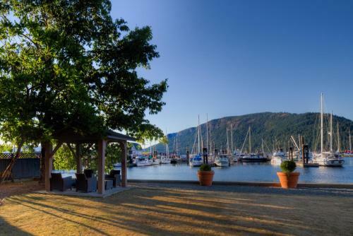 Hotel Oceanfront Suites At Cowichan Bay