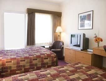 Howard Johnson Hotel And Suites, Victoria Elk Lake