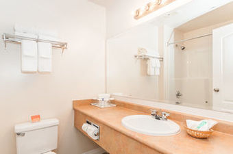 Howard Johnson Hotel And Suites, Victoria Elk Lake