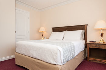 Howard Johnson Hotel And Suites, Victoria Elk Lake
