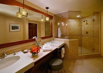 Hotel Avila Village Inn