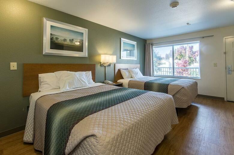Hotel Crossland Economy Studios - Fresno West
