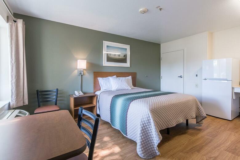 Hotel Crossland Economy Studios - Fresno West