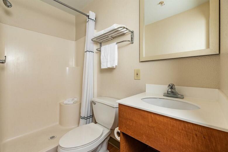 Hotel Crossland Economy Studios - Fresno West
