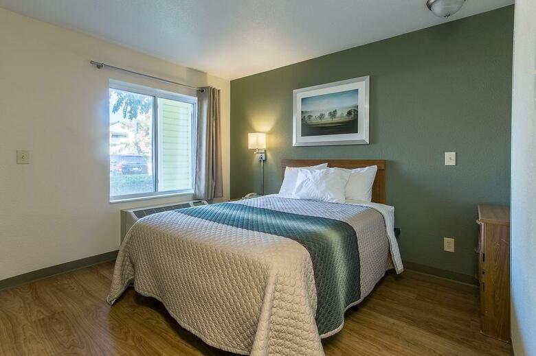 Hotel Crossland Economy Studios - Fresno West