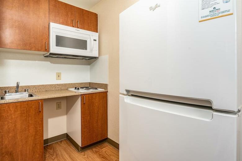 Hotel Crossland Economy Studios - Fresno West