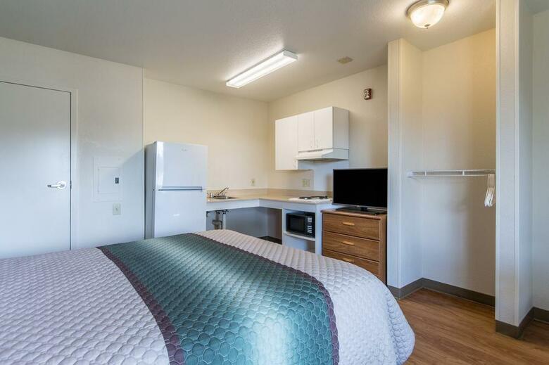 Hotel Crossland Economy Studios - Fresno West