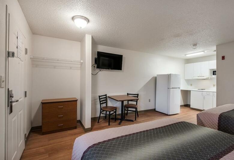 Hotel Crossland Economy Studios - Fresno West