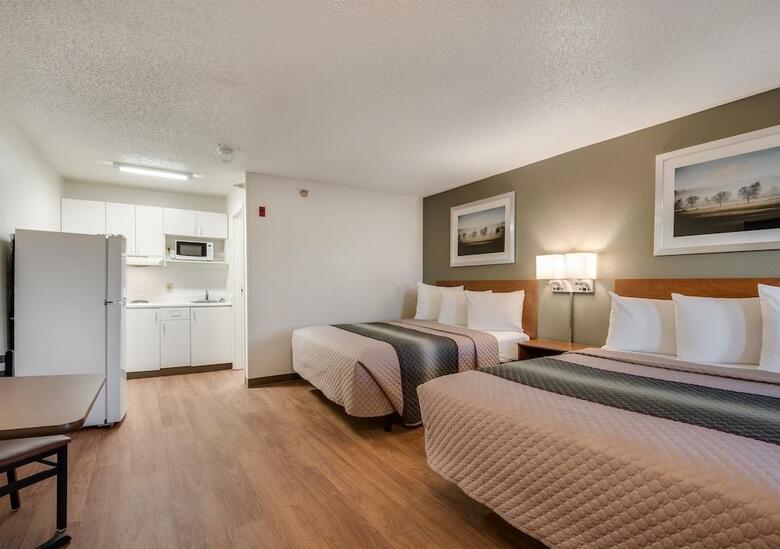 Hotel Crossland Economy Studios - Fresno West