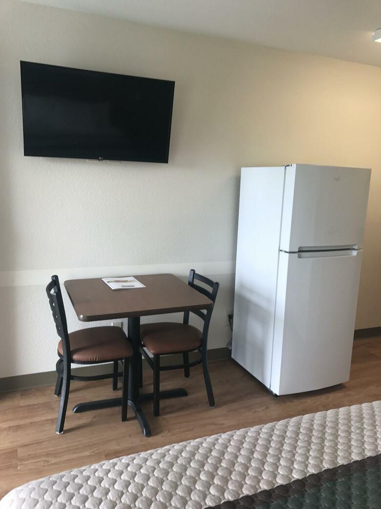 Hotel Crossland Economy Studios - Fresno West