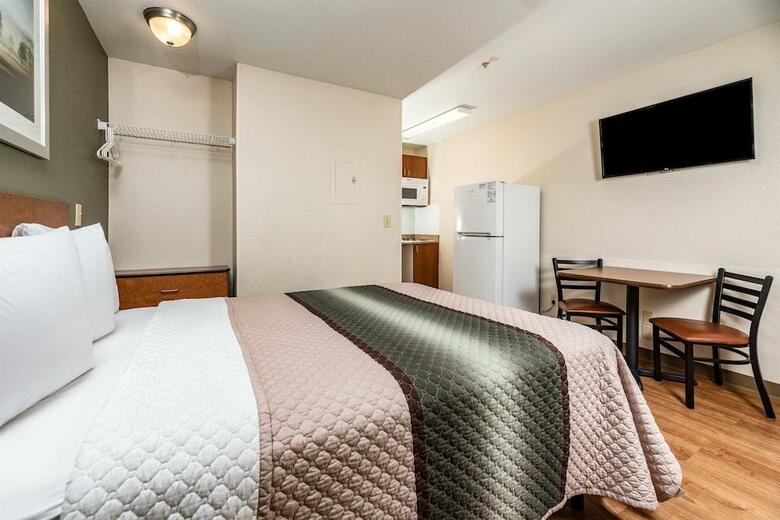 Hotel Crossland Economy Studios - Fresno West