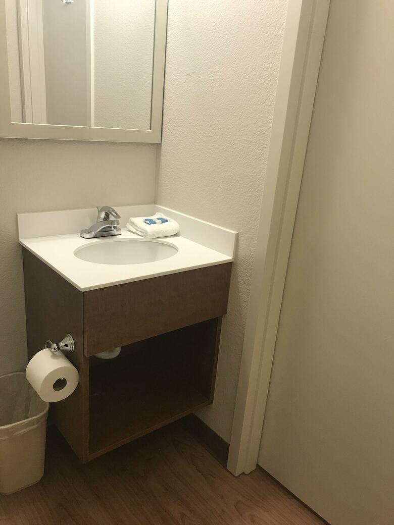 Hotel Crossland Economy Studios - Fresno West