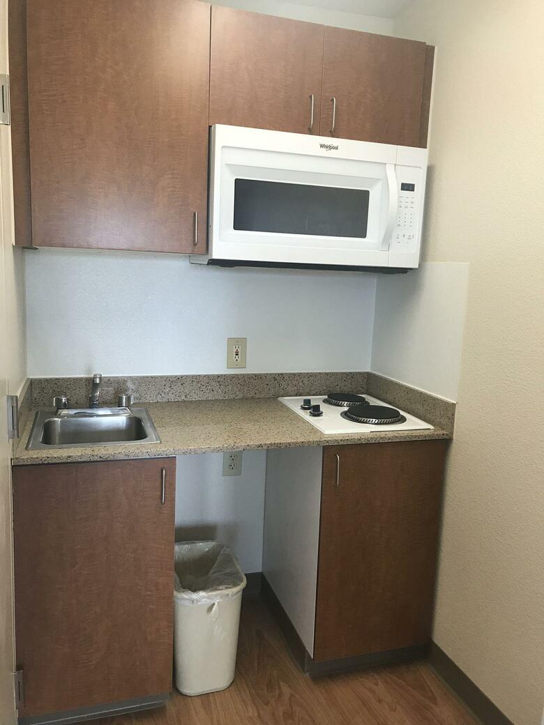 Hotel Crossland Economy Studios - Fresno West