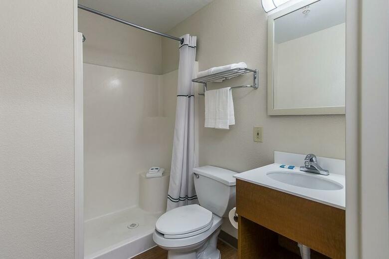 Hotel Crossland Economy Studios - Fresno West