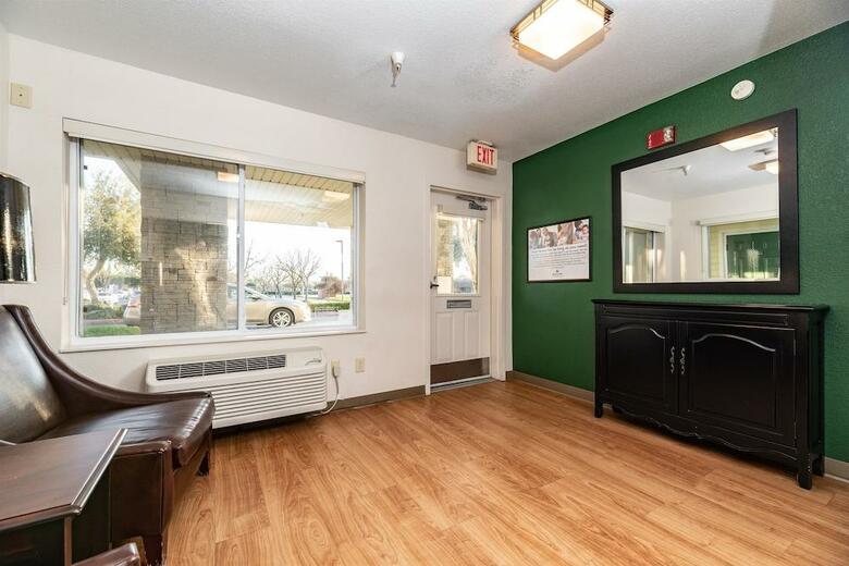Hotel Crossland Economy Studios - Fresno West