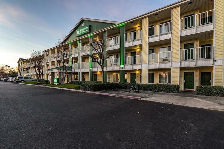 Hotel Crossland Economy Studios - Fresno West
