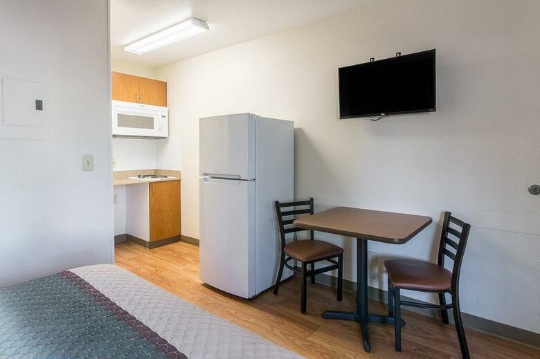Hotel Crossland Economy Studios - Fresno West