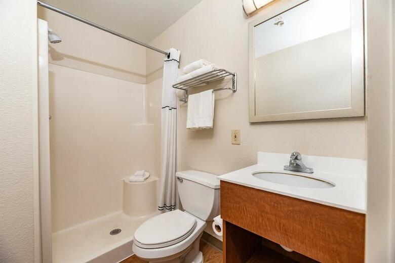Hotel Crossland Economy Studios - Fresno West