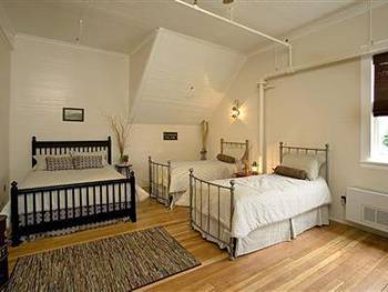Hostal Mccloud River Mercantile Inn