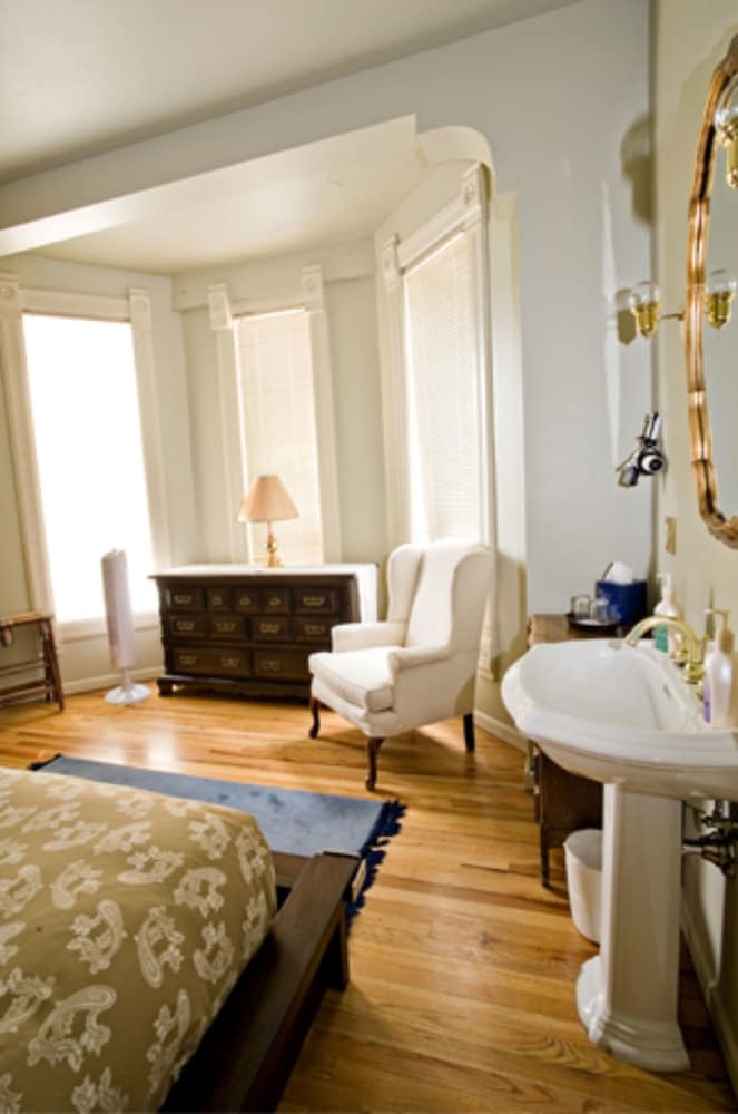 Queen Anne Bed And Breakfast
