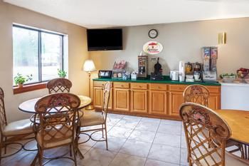 Super 8 Motel - Portage