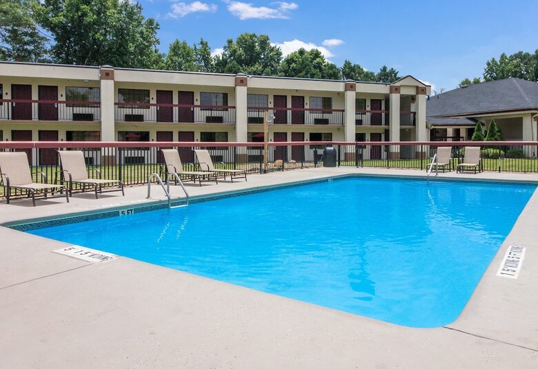 Hostal Red Roof Inn & Suites Commerce