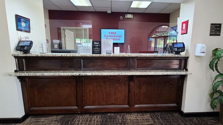Hostal Red Roof Inn & Suites Commerce