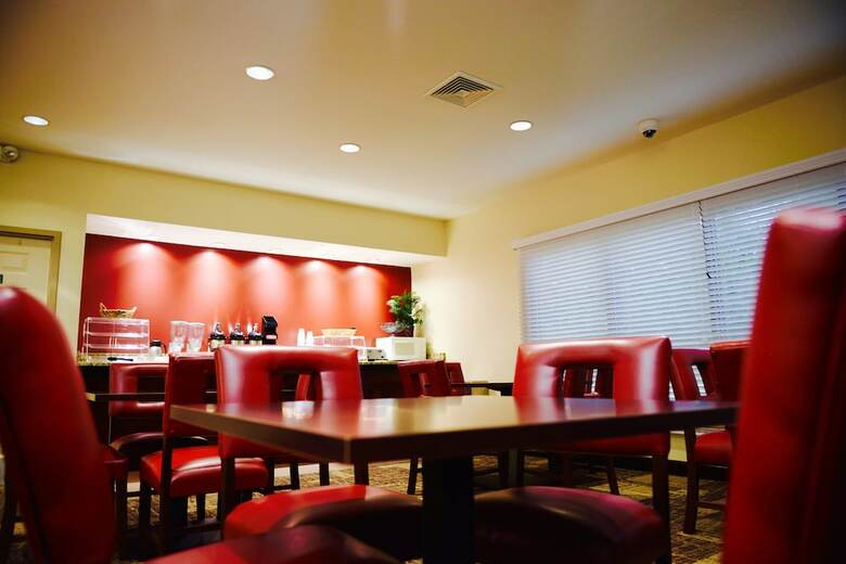 Hostal Red Roof Inn & Suites Commerce