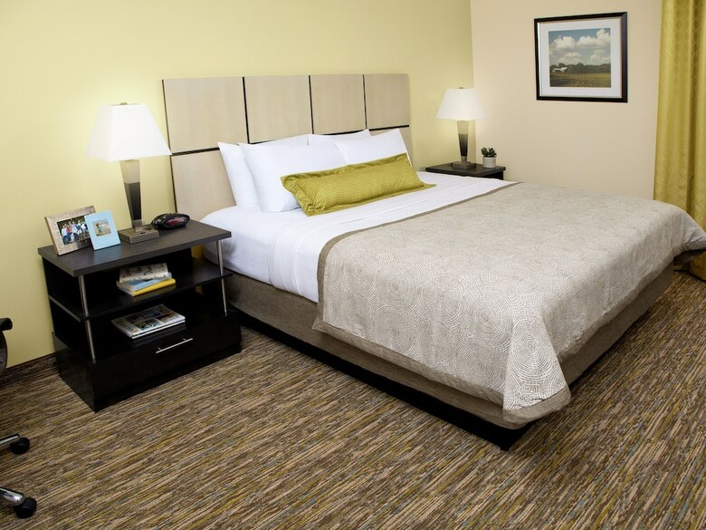 Hotel Candlewood Suites Cut Off