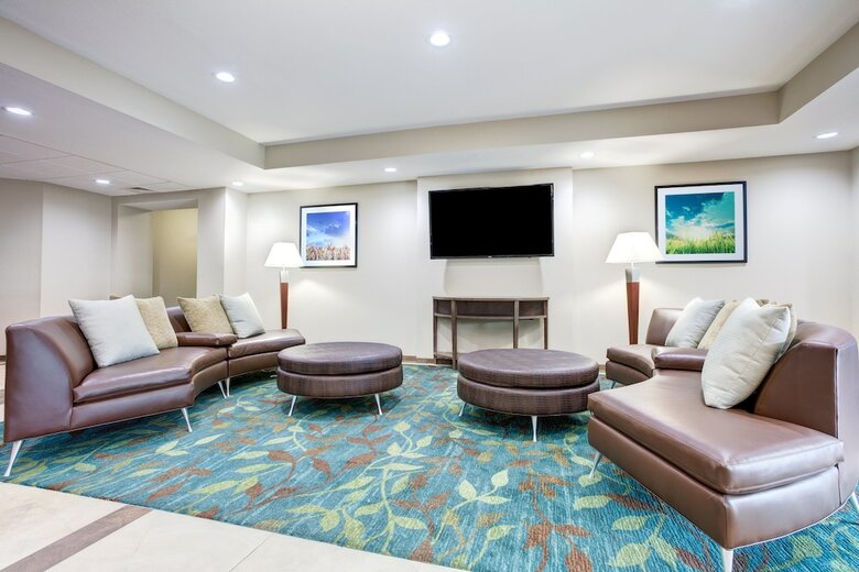 Hotel Candlewood Suites Cut Off