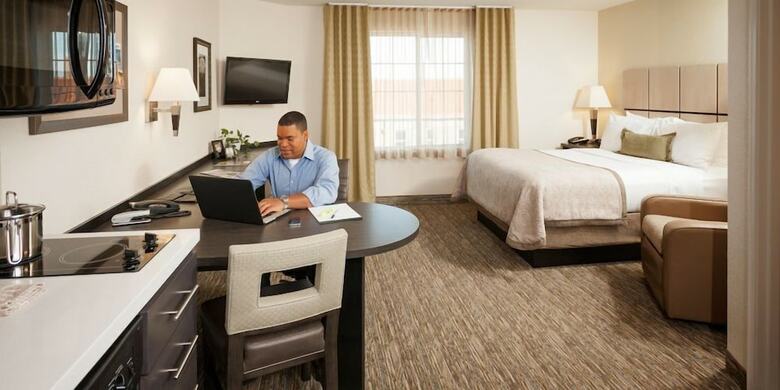 Hotel Candlewood Suites Cut Off