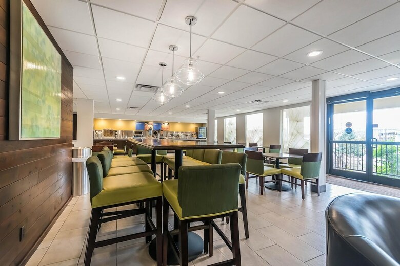 Hotel Comfort Inn & Suites