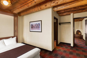 Hotel Sagebrush Inn & Suites