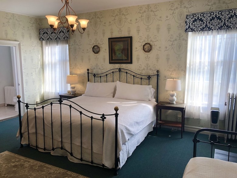 Bed & Breakfast Rogues' Harbor Inn