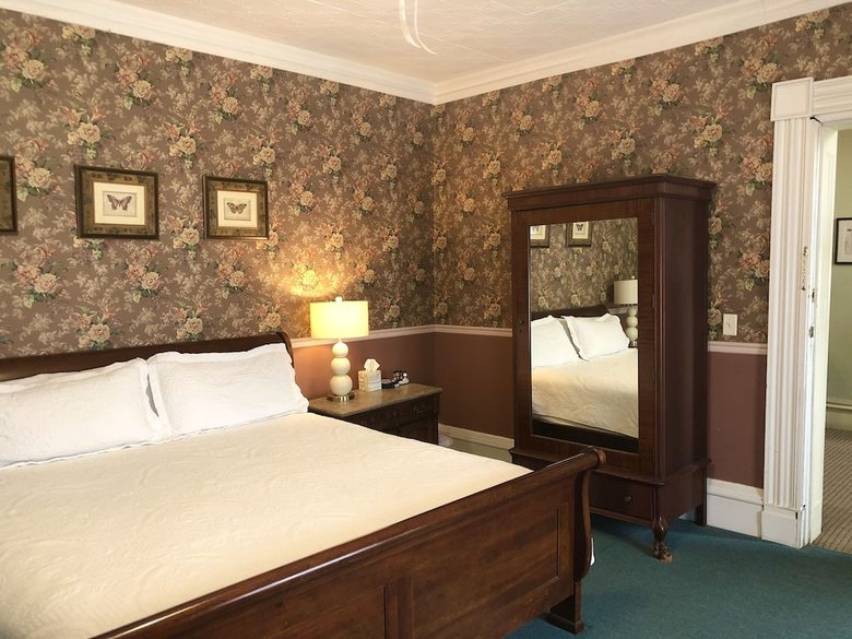 Bed & Breakfast Rogues' Harbor Inn