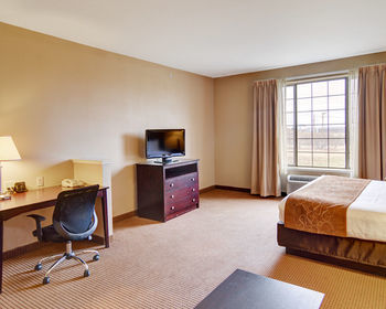 Hotel Comfort Suites Near Alliance