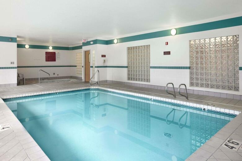 Hotel Howard Johnson Inn And Suites By Vancouver Mall