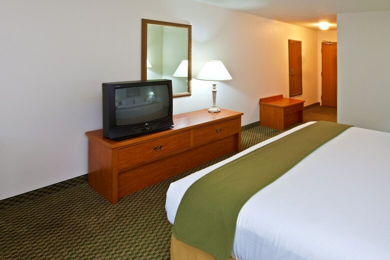 Holiday Inn Express Hotel & Suites