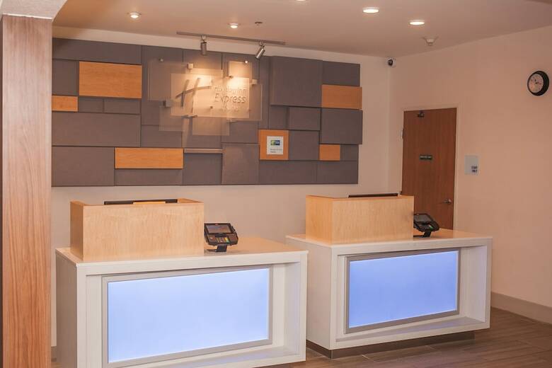 Holiday Inn Express Hotel & Suites