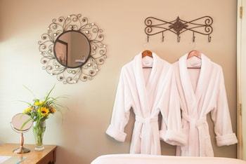 Bed & Breakfast Hillbrook Inn
