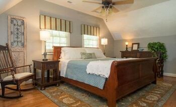 Bed & Breakfast Hillbrook Inn