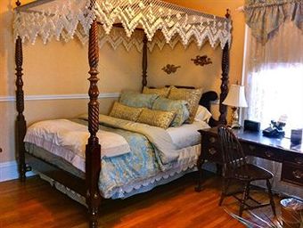 Bed & Breakfast Brass Pineapple Inn
