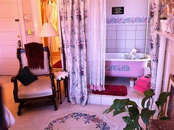 Bed & Breakfast Brass Pineapple Inn